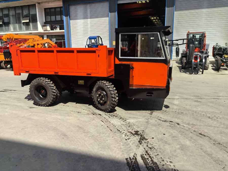 輪式隨車(chē)挖運(yùn)輸車(chē)